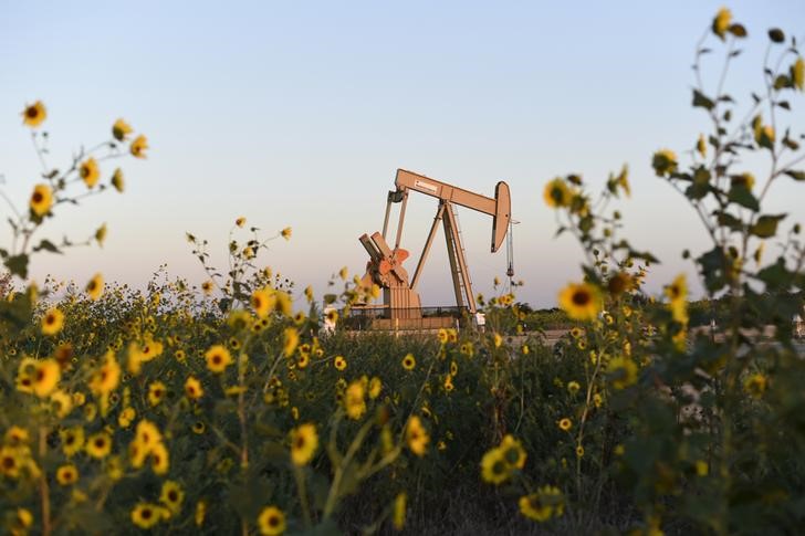 © Reuters. Instalação para extração de petróleo em área concedida à Devon Energy Production Company pela Arquidiocede de Oklahoma City perto Guthrie