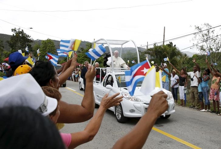 © Reuters. Papa Francisco no papamóvel em rua de El Cobre, em Cuba