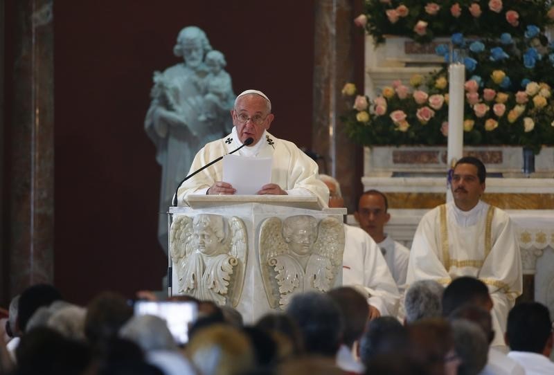 © Reuters. El papa pide a la Iglesia tender puentes en Cuba en el último día de visita