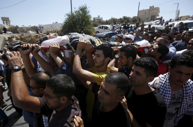 © Reuters. مقتل فلسطيني ووفاة فلسطينية متأثرة بجراحها مع احتدام التوتر