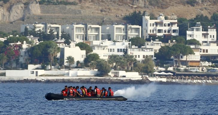 © Reuters. Bote cheio de refugiados a caminho da ilha grega de Kos, após sair de Bodrum, na Turquia