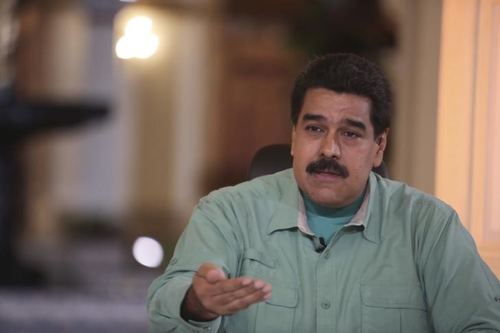 © Reuters. Venezuela's President Nicolas Maduro gestures as he speaks during his weekly broadcast "In contact with Maduro" in Caracas in this handout picture provided by Miraflores Palace