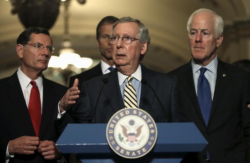 © Reuters. U.S. Senate Majority Leader McConnell speaks after their party's caucus luncheons on Capitol Hill in Washington