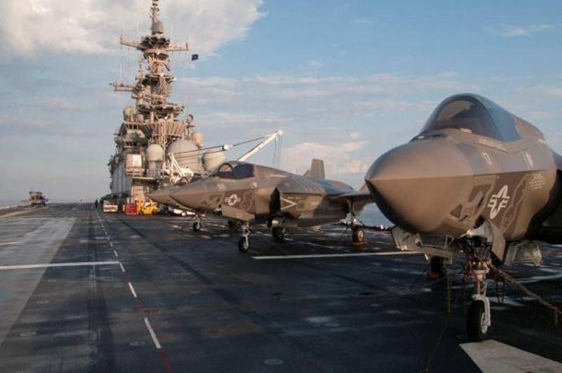 © Reuters. F-35 Bravo Lightning II stand ready on the deck of amphibious assault ship USS Wasp for day two of the first phase operational testing in the Atlantic Ocean