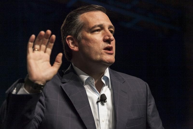 © Reuters. U.S. Republican presidential candidate Ted Cruz speaks at the the Iowa Faith and Freedom Coalition Forum in Des Moines