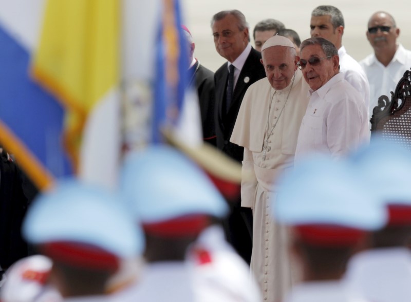 © Reuters. Pope Francis and Cuba's President Raul Castro stand before departure of the Pope at the airport in Santiago de Cuba