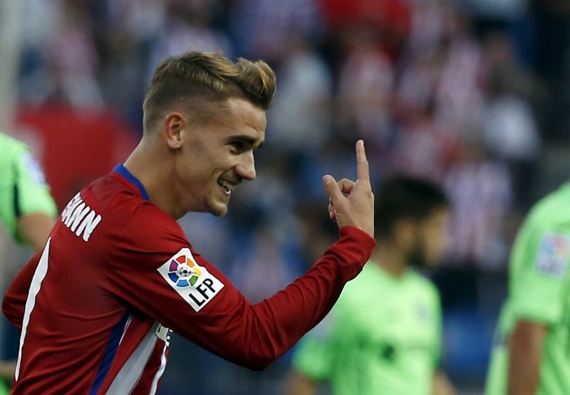 © Reuters. El delantero francés Antoine Griezmann, del Atlético de Madrid, celebra tras marcar su primer gol en el partido disputado ante el Getafe en el estadio Vicente Calderón.