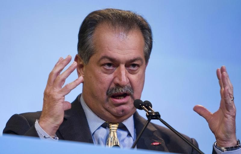 © Reuters. Dow Chemical CEO Liveris speaks during the CERAWEEK energy conference in Houston
