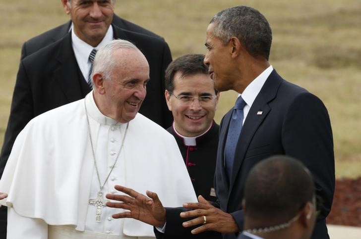 © Reuters. Presidente dos EUA Barack Obama conversa com papa Francisco na chegada a Washington