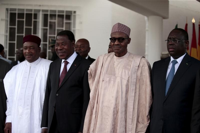 © Reuters. Niger's President Mahamaduo Issoufou, Benin's President Boni Yayi, Nigeria's President Muhammadu Buhari, and Senegalese President Macky Sall attend an ECOWAS heads of state summit on the political crisis in Burkina Faso in Abuja 