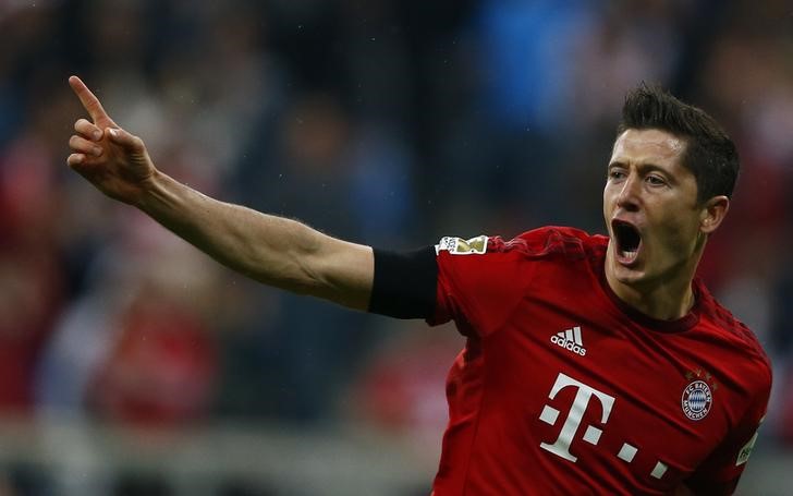 © Reuters. Robert Lewandowski comemora gol contra o Wolfsburg em Munique