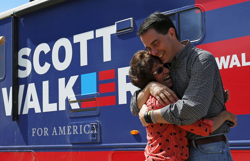 © Reuters. U.S. Republican presidential candidate Scott Walker hugs his childhood babysitter Janice Dietz at a campaign stop in Plainfield