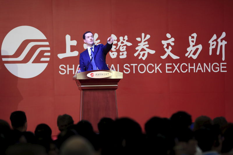 © Reuters. Britain's Chancellor of the Exchequer George Osborne delivers a speech at the Shanghai Stock Exchange in Shanghai