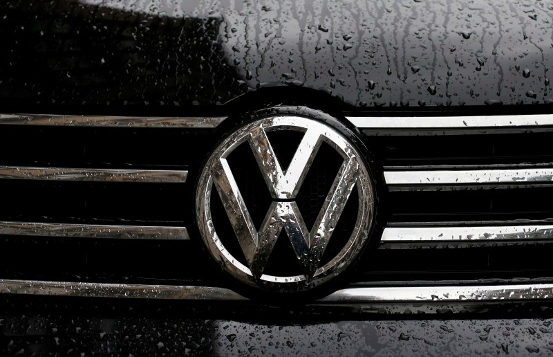 © Reuters. Raindrops are seen on the badge of a diesel Volkswagen Passat in central London