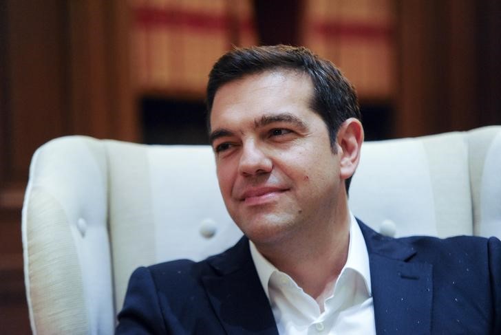 © Reuters. Premiê grego Tsipras sorri durante cerimônia em Atenas