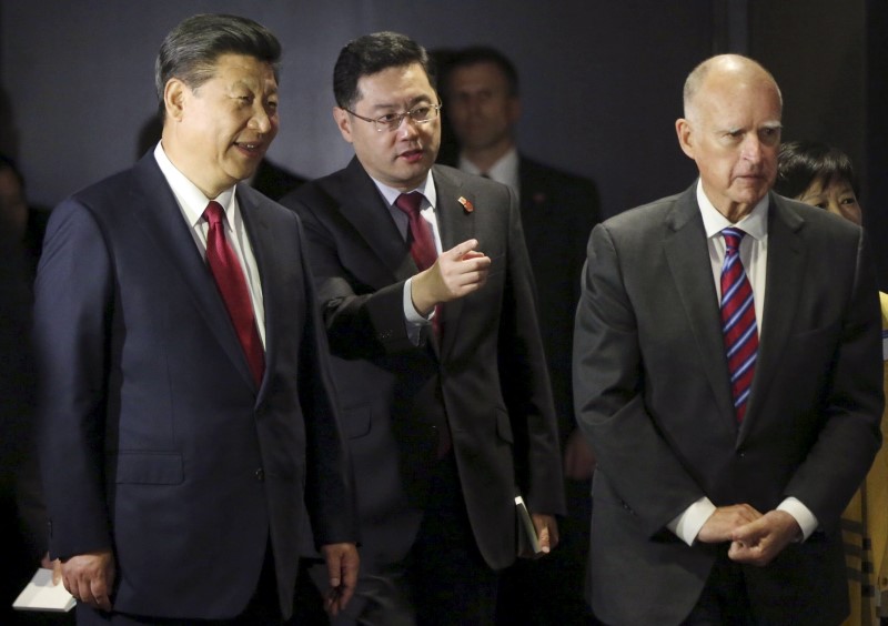 © Reuters. Chinese President Xi Jinping and California Governor Jerry Brown stand near each other in Seattle, Washington