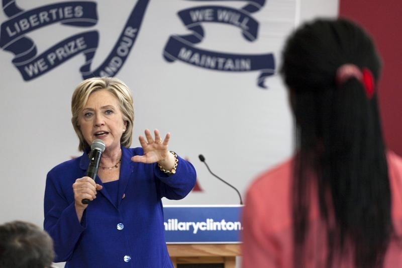 © Reuters. U.S. Democratic presidential candidate Hillary Clinton answers questions following a speech in the gymnasium of Moulton Elementary School in Des Moines