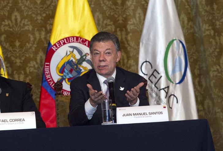 © Reuters. Colombian President Juan Manuel Santos speaks after a meeting with his Venezuelan counterpart Nicolas Maduro at the Carondelet Palace in Quito