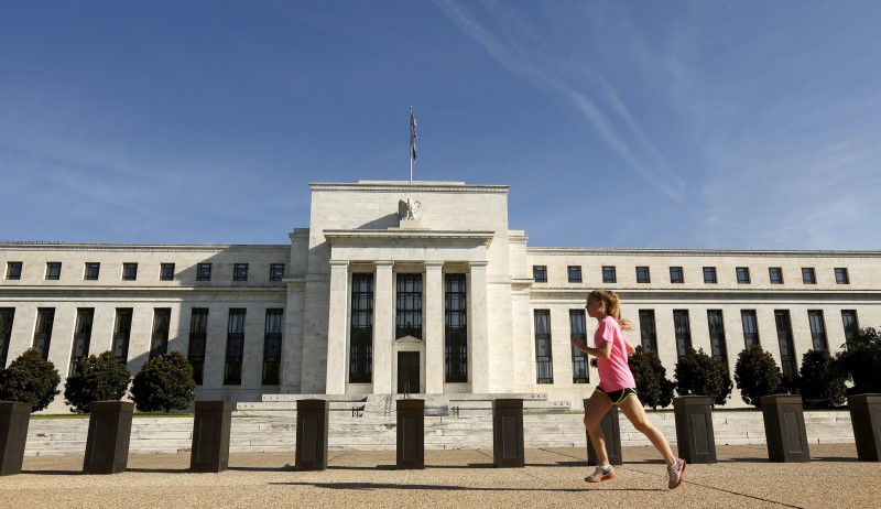 © Reuters. Jogger passes the Federal Reserve in Washington