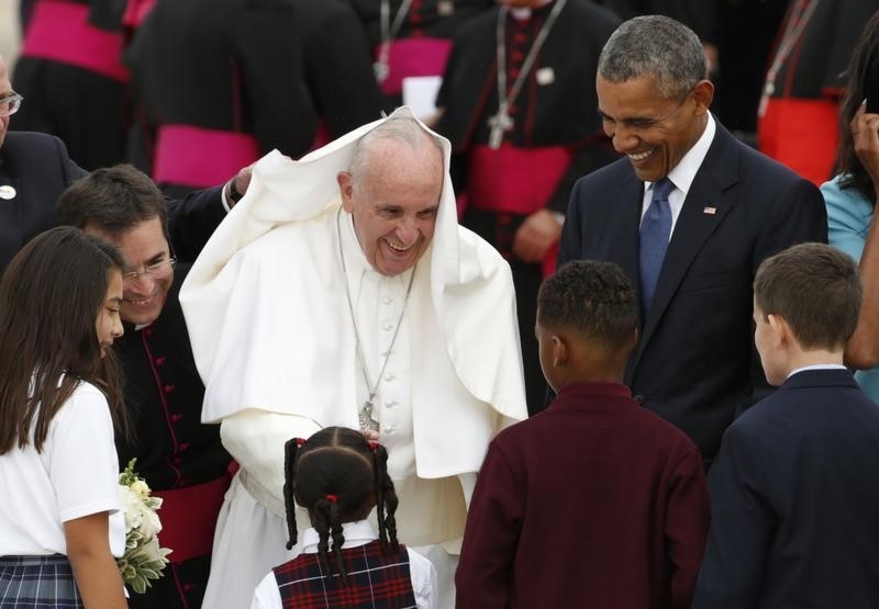 © Reuters. El papa Francisco inicia una visita a EEUU con un tono conciliador