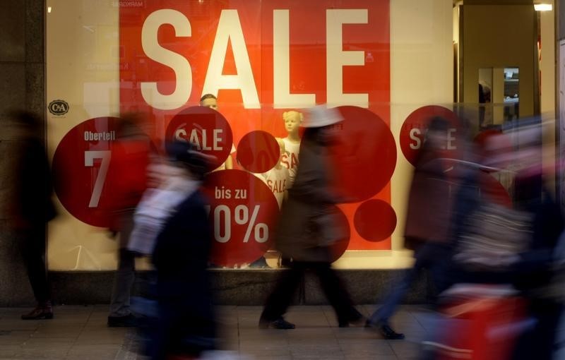 © Reuters. People with shopping bags walk through downtown Munich