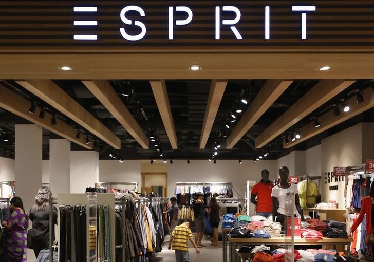 © Reuters. People shop at an Esprit Outlet store in Singapore