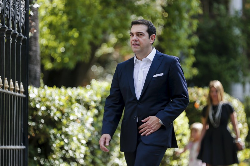 © Reuters. Greek Prime Minister Tsipras leaves the Presidential Palace following the swearing-in ceremony of his government in Athens