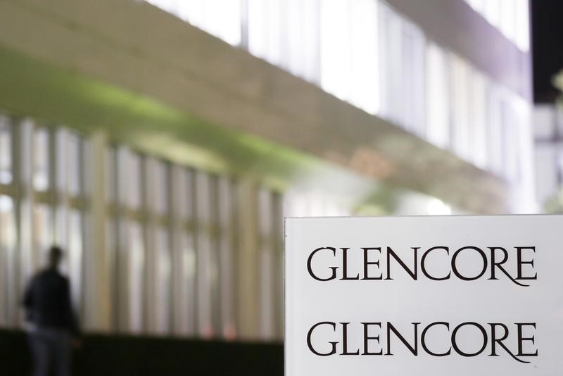 © Reuters. Logo of Glencore is pictured in front of the company's headquarters in Baar