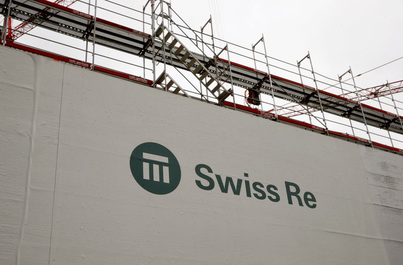 © Reuters. The logo of Swiss insurer Swiss Re is seen in front of the construction site of its new office building in Zurich