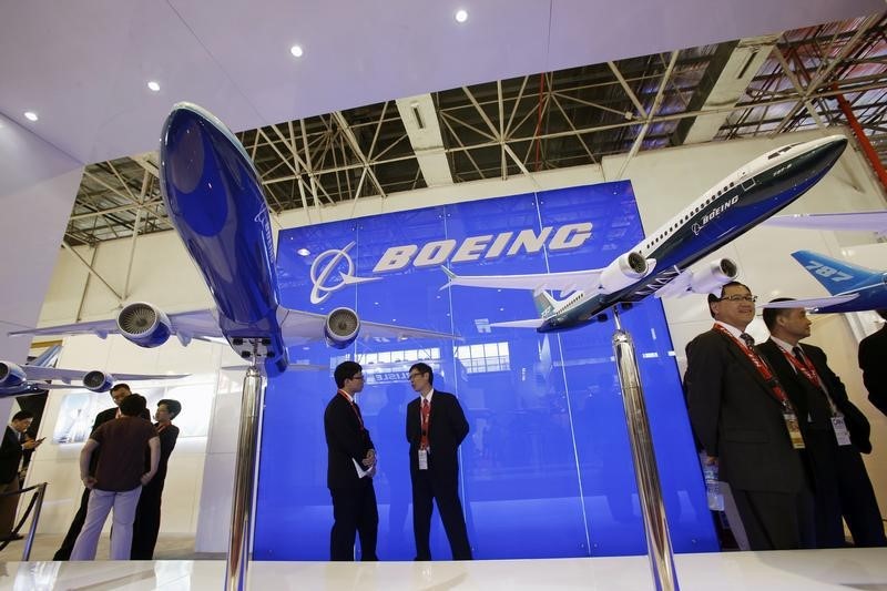 © Reuters. Visitors chat in front of Boeing plane models at China International Aviation & Aeropsace Exhibition in Zhuhai