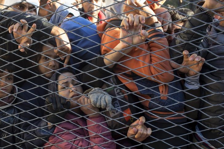 © Reuters. Imigrantes esperam para embarcar em ônibus dentro do campo de registro de Opatovac