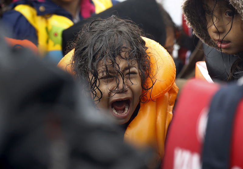 © Reuters. Criança síria chora dentro de bote após atravessar o mar Egeu da Turquia para a ilha grega de Lesbos