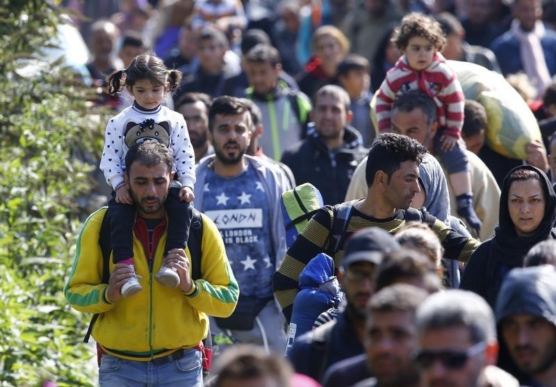 © Reuters. زعماء أوروبا المنقسمون سيعرضون المال على اللاجئين السوريين