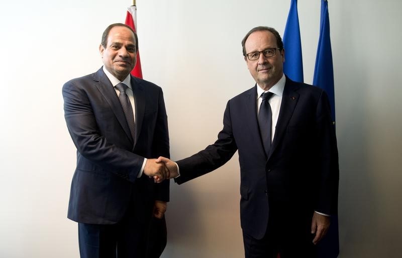 © Reuters. أولوند والسيسي يتفقان على صفقة بيع حاملتي طائرات ميسترال لمصر