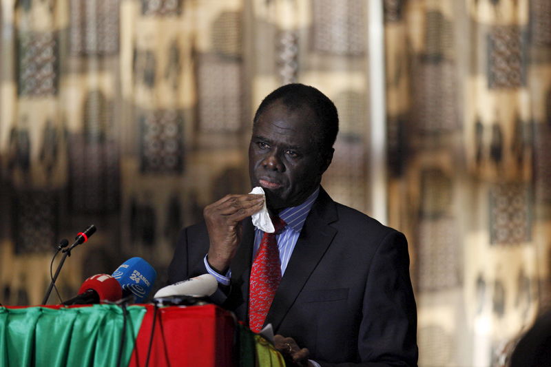 © Reuters. Presidente interino de Burkina Fasso, Michel Kafando, concede entrevista coletiva em Ouagadougou