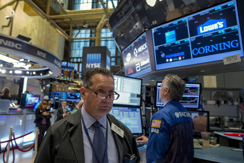 © Reuters. Traders work on the floor of the New York Stock Exchange 