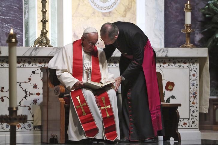 © Reuters. Papa Francisco durante missa em Washington