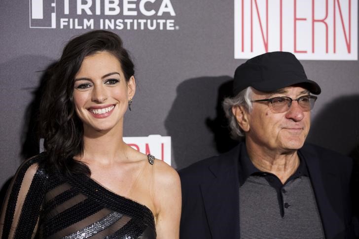 © Reuters. Cast members Robert De Niro and Anne Hathaway arrive for the premiere of 