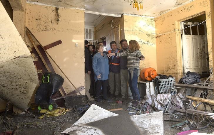 © Reuters. Presidente chilena Bachelet visita casa em Coquimbo após terremoto 