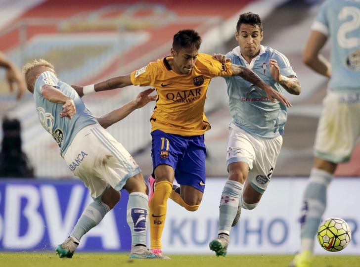 © Reuters. Jogadores do Celta Wass e Augusto disputam lance com Neymar 