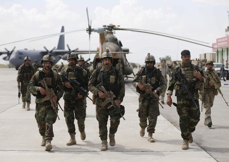 © Reuters. Afghan security forces arrive at the Kunduz airport