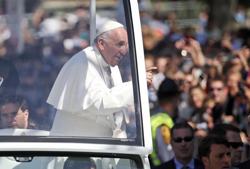 © Reuters. Pope Francis waves during a papal parade in Washington 