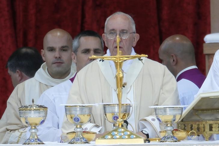 © Reuters. Papa Francisco celebra missa em Washington 