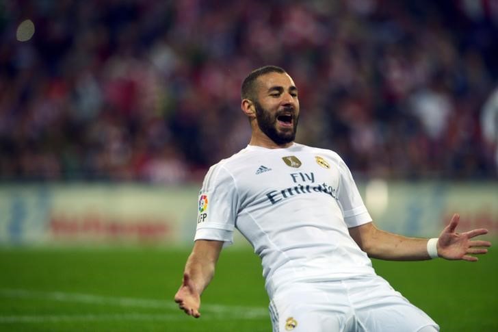 © Reuters. Karim Benzema comemora gol do Real Madrid contra o Athletic Bilbao 