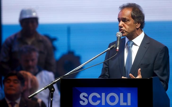 © Reuters. Candidato governista à Presidência da Argentina, Daniel Scioli, discursa durante comício em Buenos Aires