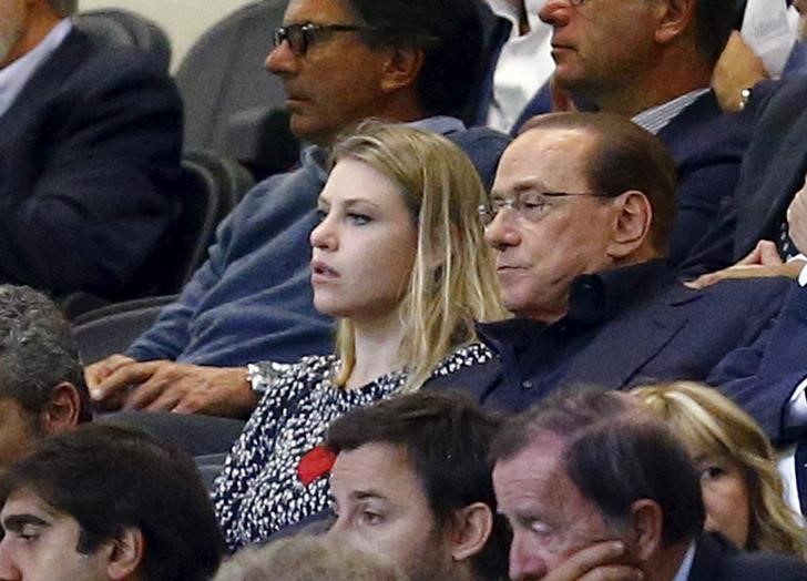 © Reuters. Berlusconi e a filha Barbara assistem ao jogo do Milan contra o Palermo
