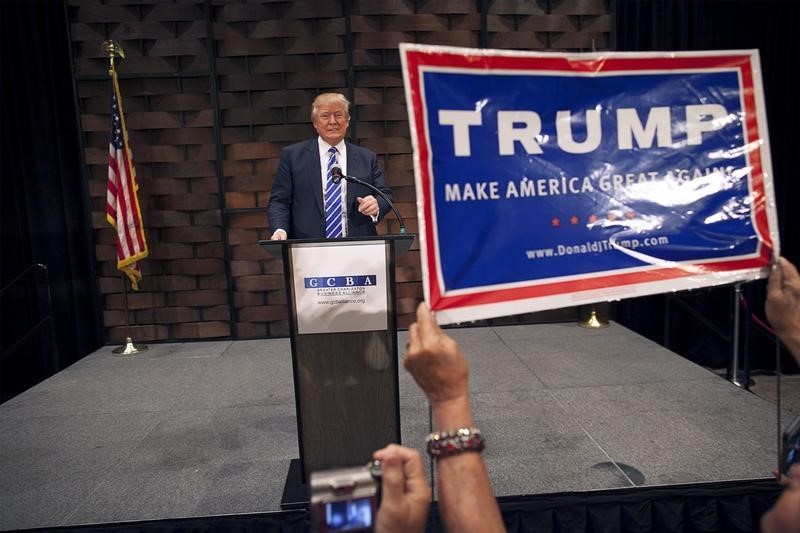 © Reuters. U.S. Republican presidential candidate Donald Trump prepares to speak at an event organised by the Greater Charleston Business Alliance and the South Carolina African American Chamber of Commerce in North Charleston