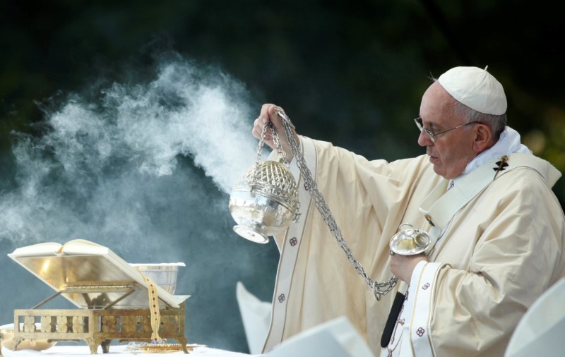 © Reuters. Pope Francis celebrates at the the National Shrine of the Immaculate Conception for the Canonization Mass for Friar Junipero Serra in Washington