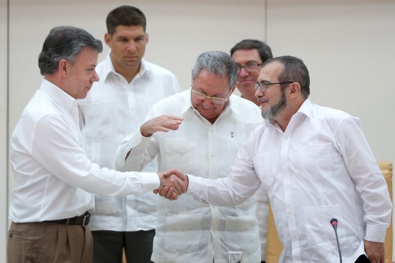 © Reuters. كولومبيا ومتمردو فارك يتعهدان بالتوصل إلى اتفاق سلام خلال ستة أشهر