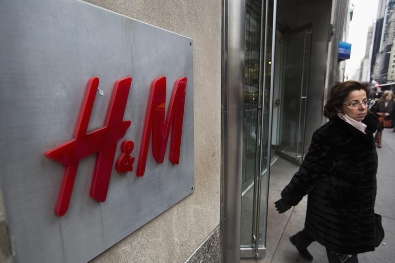 © Reuters. A shopper walks out of the H&M store in New York